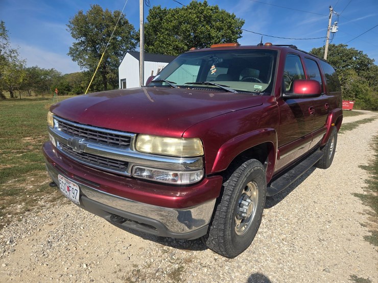 2003-chevrolet-suburban-image-1