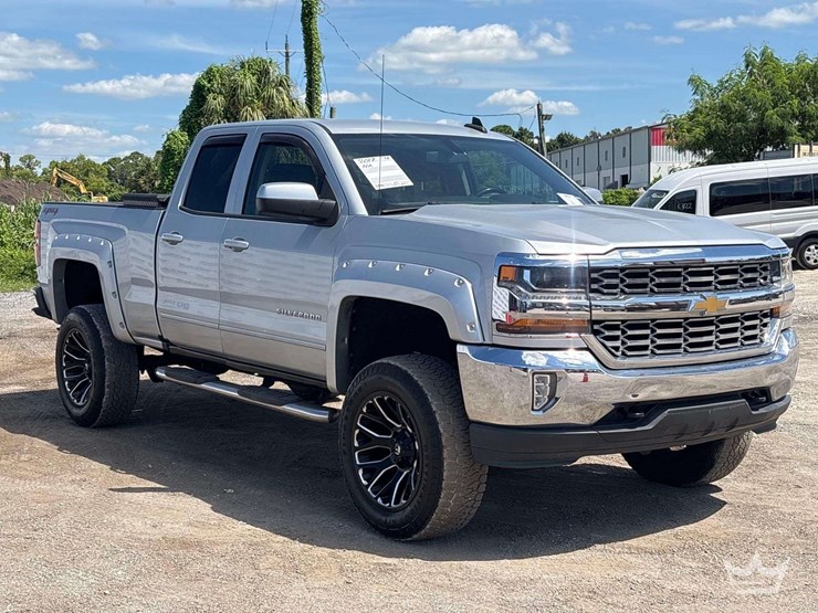 2017-chevrolet-silverado-1500-lt-image-2