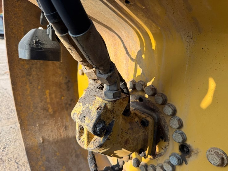2015-caterpillar-cb66b-image-51