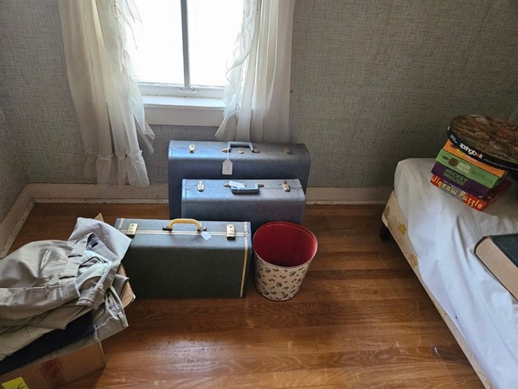 #8001-•-live-on-the-ground-house-hold-items-image-54
