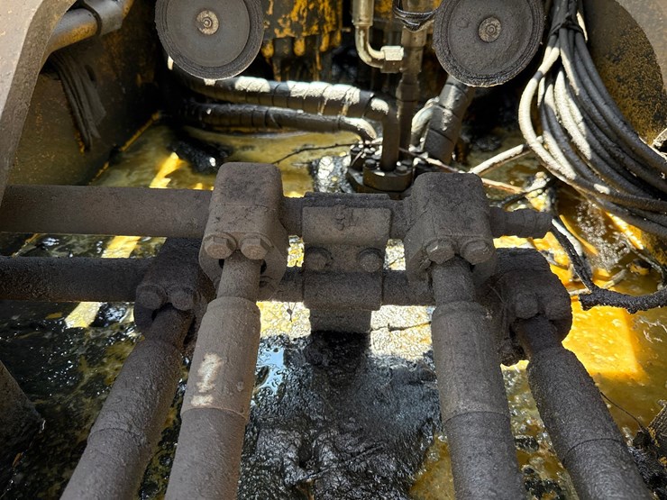 2012-caterpillar-c13-image-26