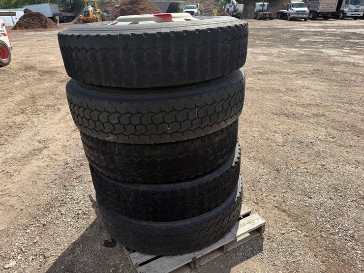 #1621-•-lot-(4)-used-tires/aluminum-wheels-11r24.5-image-3