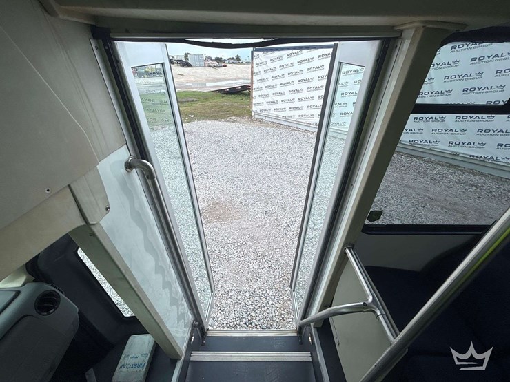 2017-ford-e450-image-16