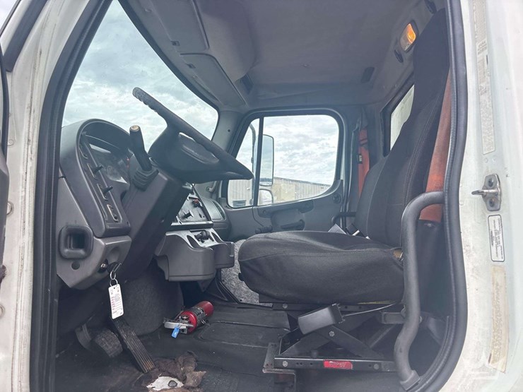 2012-freightliner-m2-106-image-13