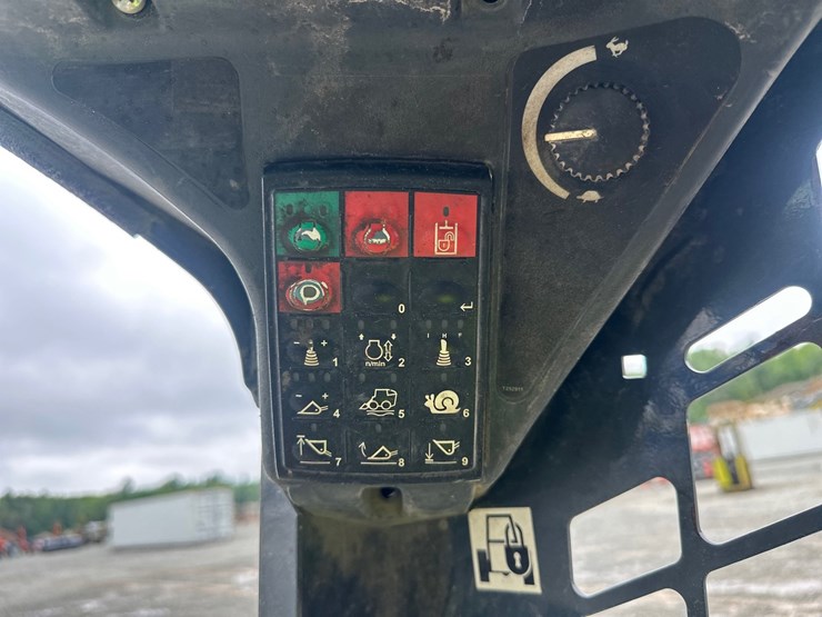 deere-323e-image-42