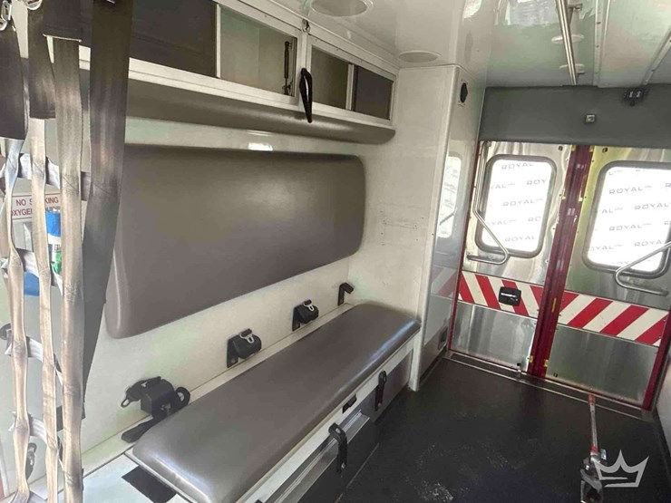 2016-freightliner-m2-106-image-39