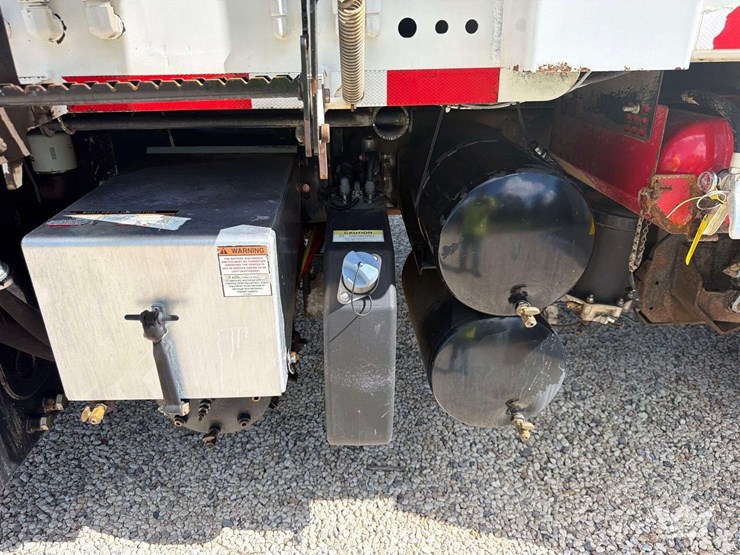 2017-freightliner-m2-106-image-38