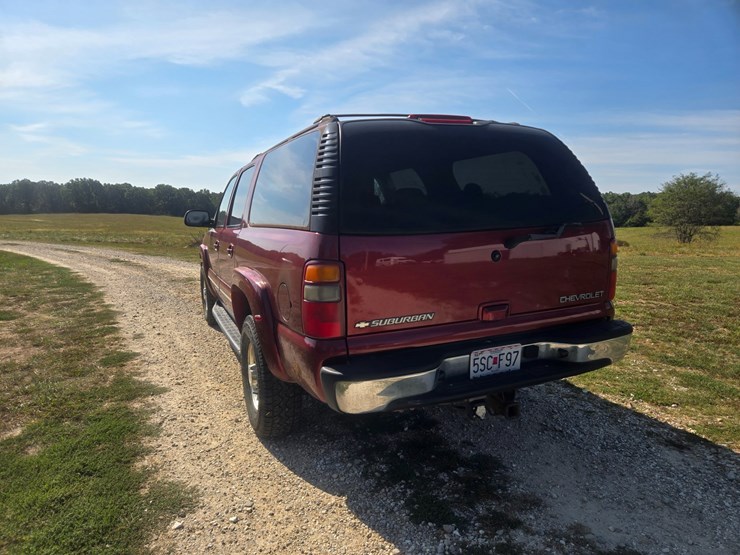 2003-chevrolet-suburban-image-9