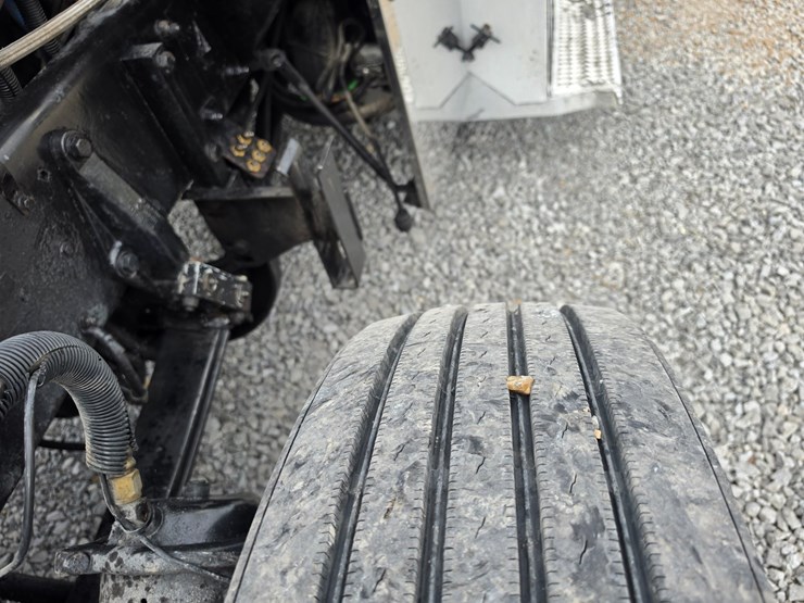 2005-peterbilt-379-image-30