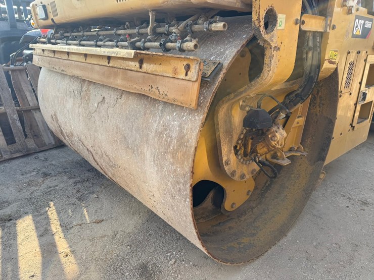 2015-caterpillar-cb66b-image-9