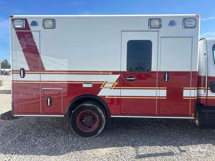 2016-freightliner-m2-106-image-32