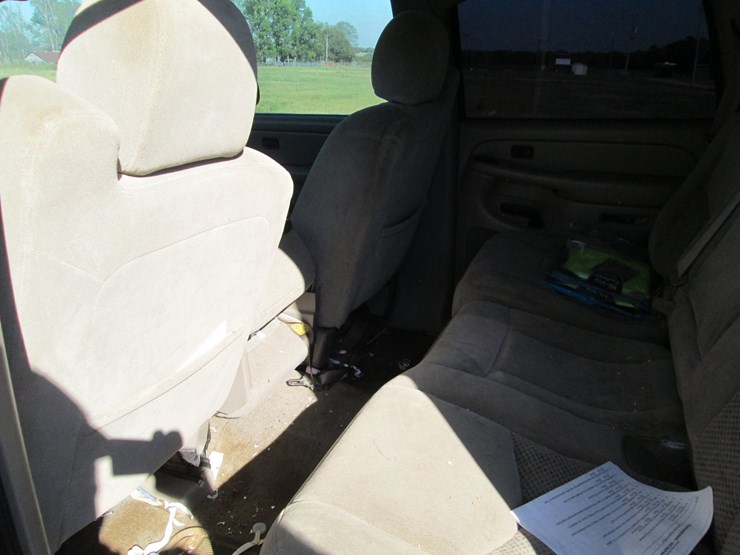 2004-chevrolet-tahoe-image-19