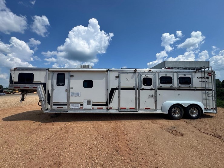 #8736-•-1996-hart-living-quarters-3-horse-trailer-image-1