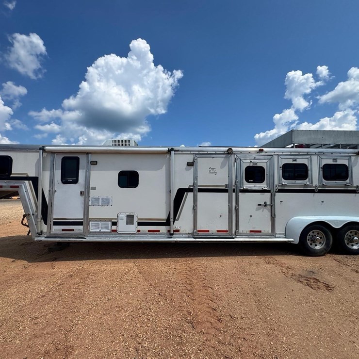 #8736 • 1996 Hart Living Quarters 3 Horse Trailer