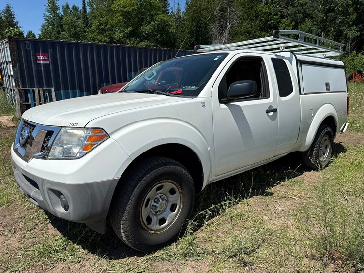 #1389-•-2017-nissan-pickup-truck-image-1