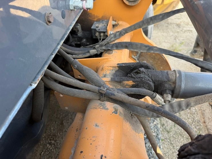 #2486-•-2015-case-570nep-skip-loader-image-34