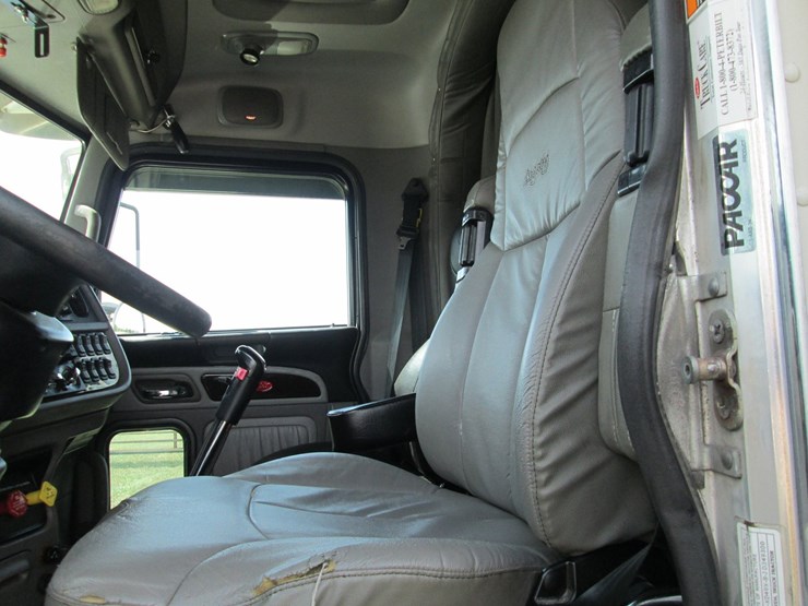 2018-peterbilt-389-image-31