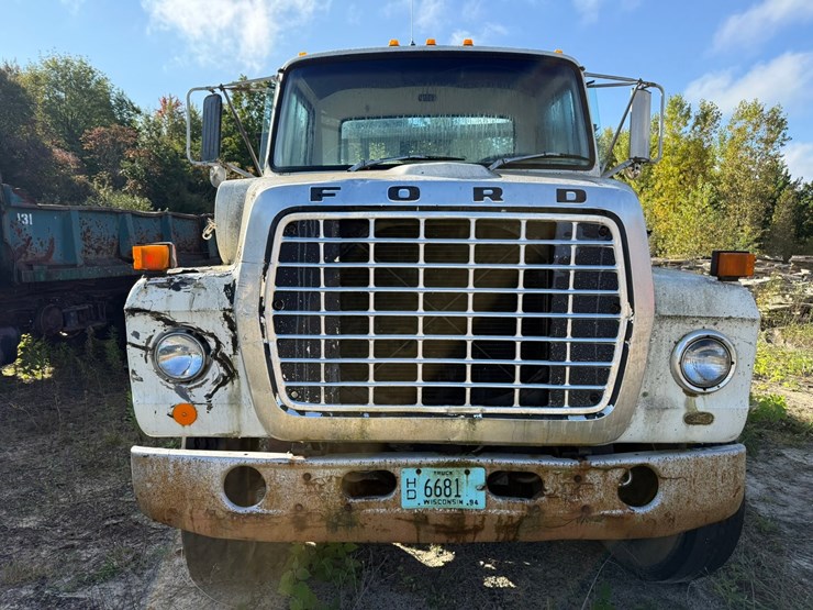 1983-ford-800-image-9