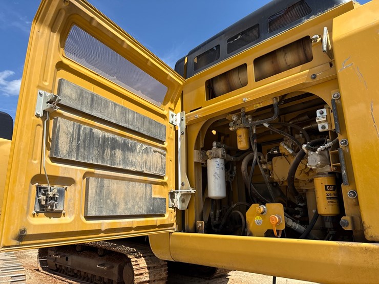 2019-caterpillar-352f-image-59