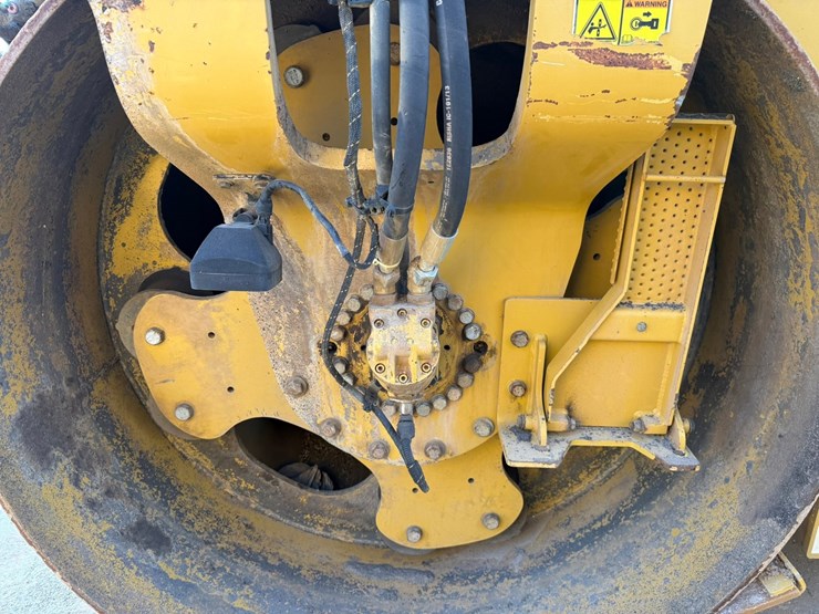 2015-caterpillar-cb66b-image-11