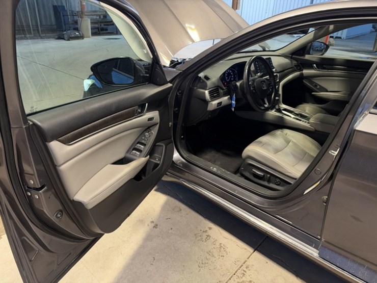 2018-honda-accord-sdn-image-23