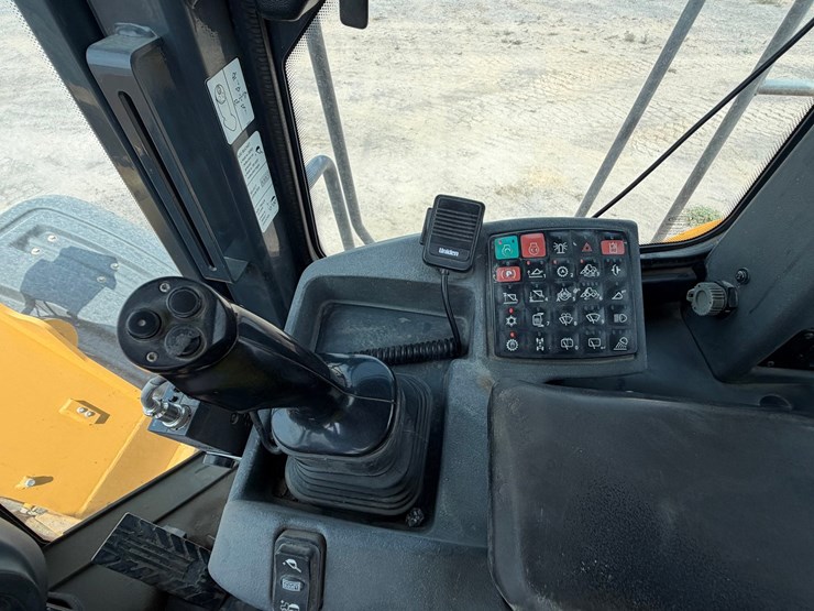 2019-deere-744k-image-77