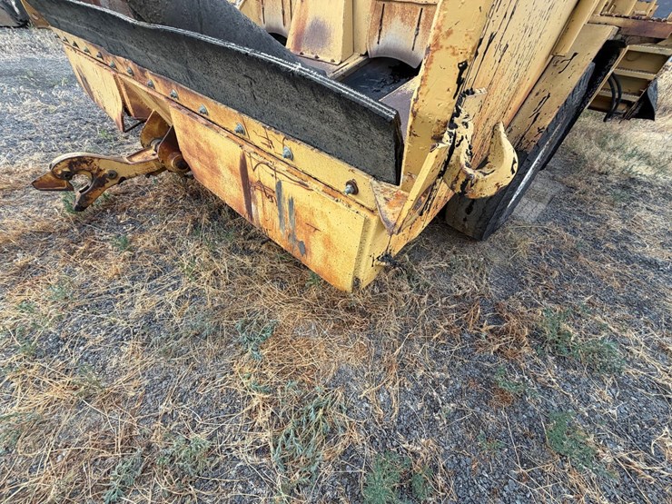 #2526-•-etnyre-chip-seal-machine-image-49