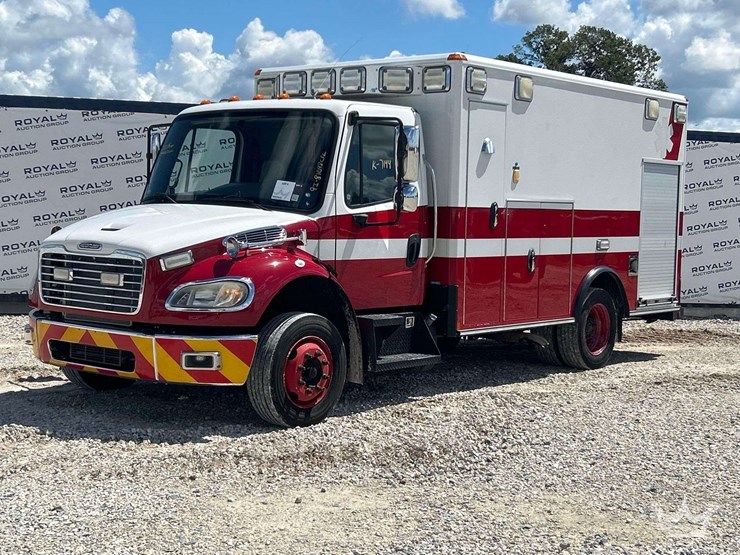 2015-freightliner-m2-106-image-1
