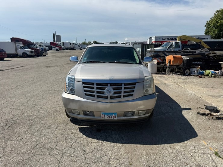 2008-cadillac-escalade-image-2