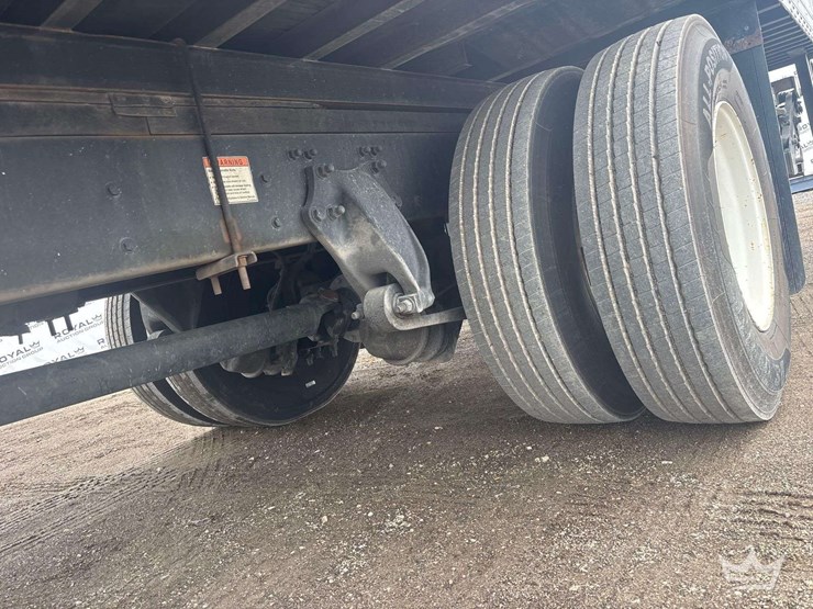 2012-freightliner-m2-106-image-10