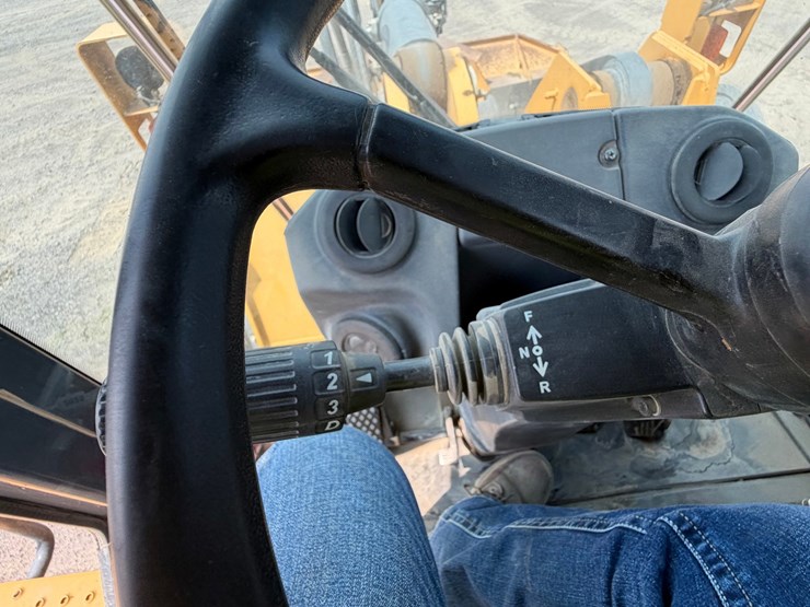 2019-deere-744k-image-84