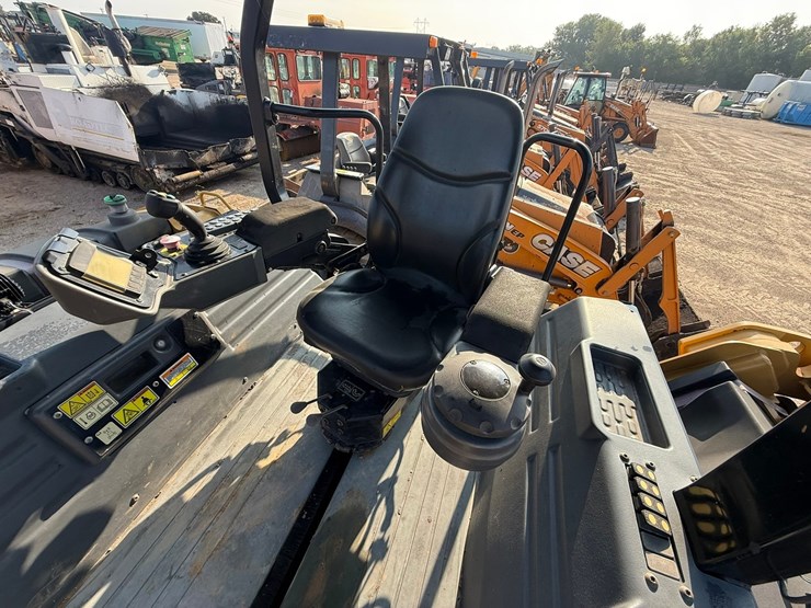 2015-caterpillar-cb66b-image-101