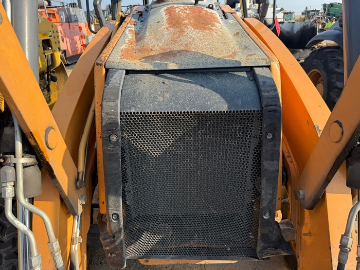#2486-•-2015-case-570nep-skip-loader-image-21