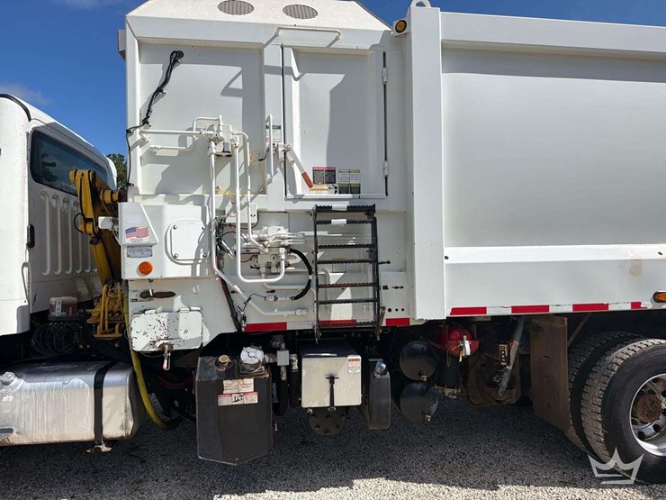 2017-freightliner-m2-106-image-34