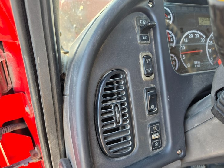 2006-freightliner-m2-106-image-64