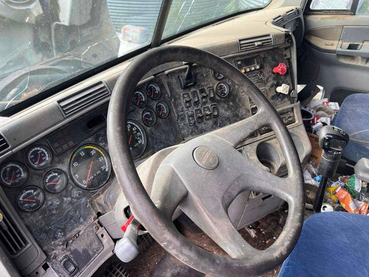 2002-freightliner-columbia-120-image-19