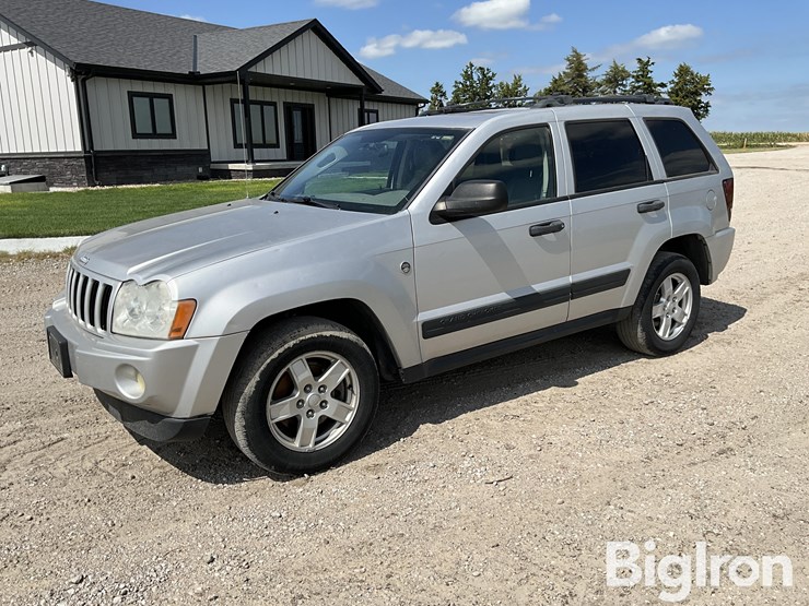 2005-jeep-grand-cherokee-laredo-image-1