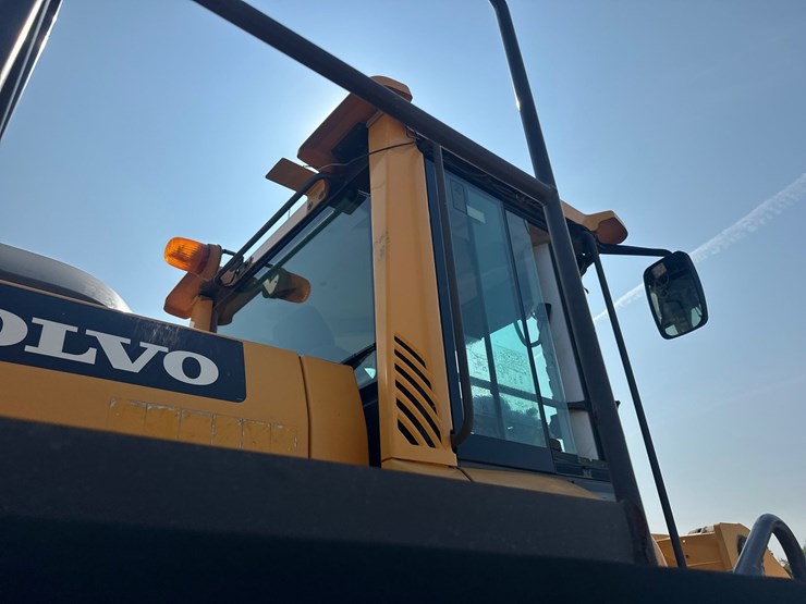 2014-volvo-l220h-image-45