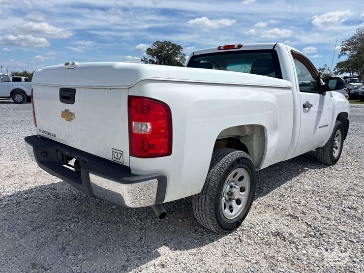 2013-chevrolet-silverado-1500-pickup-truck-image-3