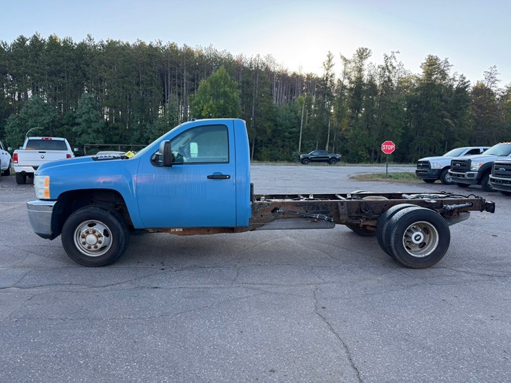 2013-chevrolet-3500-image-2