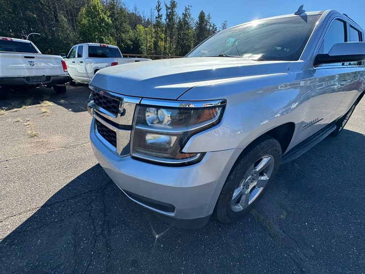 2017-chevrolet-suburban-image-9