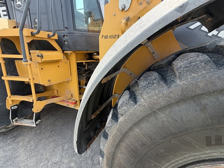 2019-deere-744k-image-27