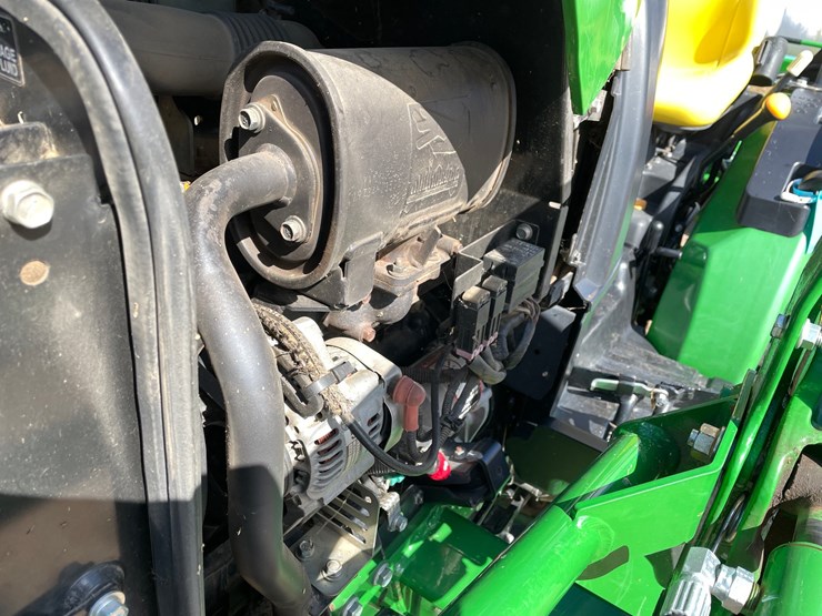 2025-john-deere-2025r-image-47