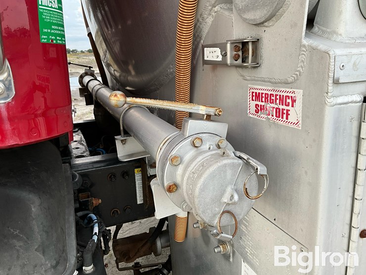 2013-freightliner-m2-106-image-15
