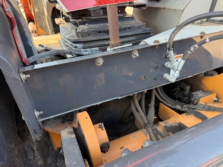 #2486-•-2015-case-570nep-skip-loader-image-33