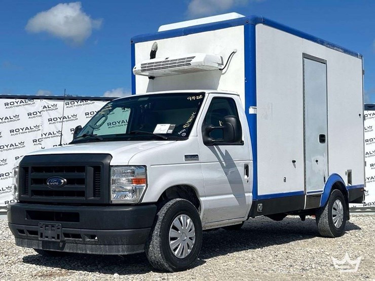 2023-ford-e350-image-1