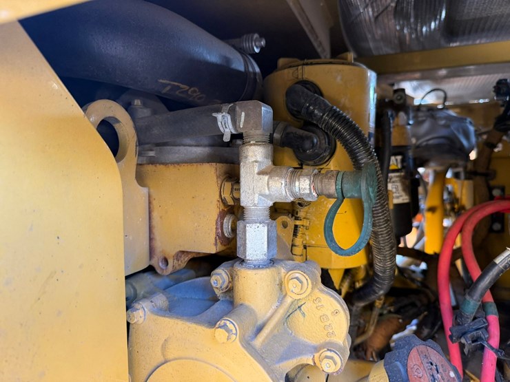 2015-caterpillar-cb66b-image-82