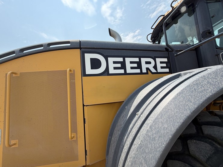 2019-deere-744k-image-43