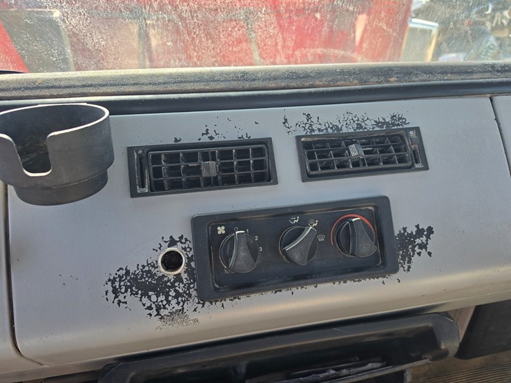 1997-freightliner-fl70-image-57