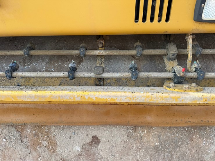 2015-caterpillar-cb66b-image-79
